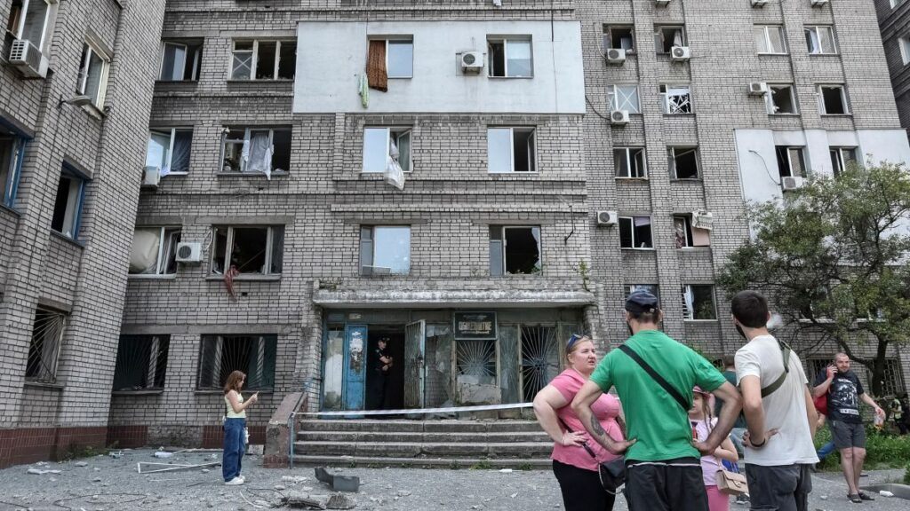 ウクライナ中部に弾道ミサイル、１５人死亡　ＮＡＴＯ会議開催中に - CNN.co.jp