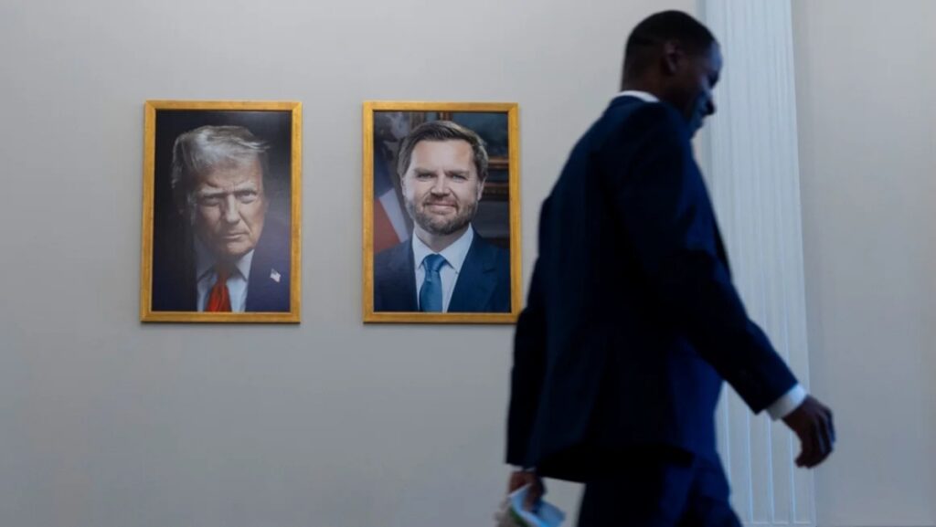 トランプ氏、新たな公式写真を公開　歴代大統領にみられた笑顔も米国旗もなし - CNN.co.jp