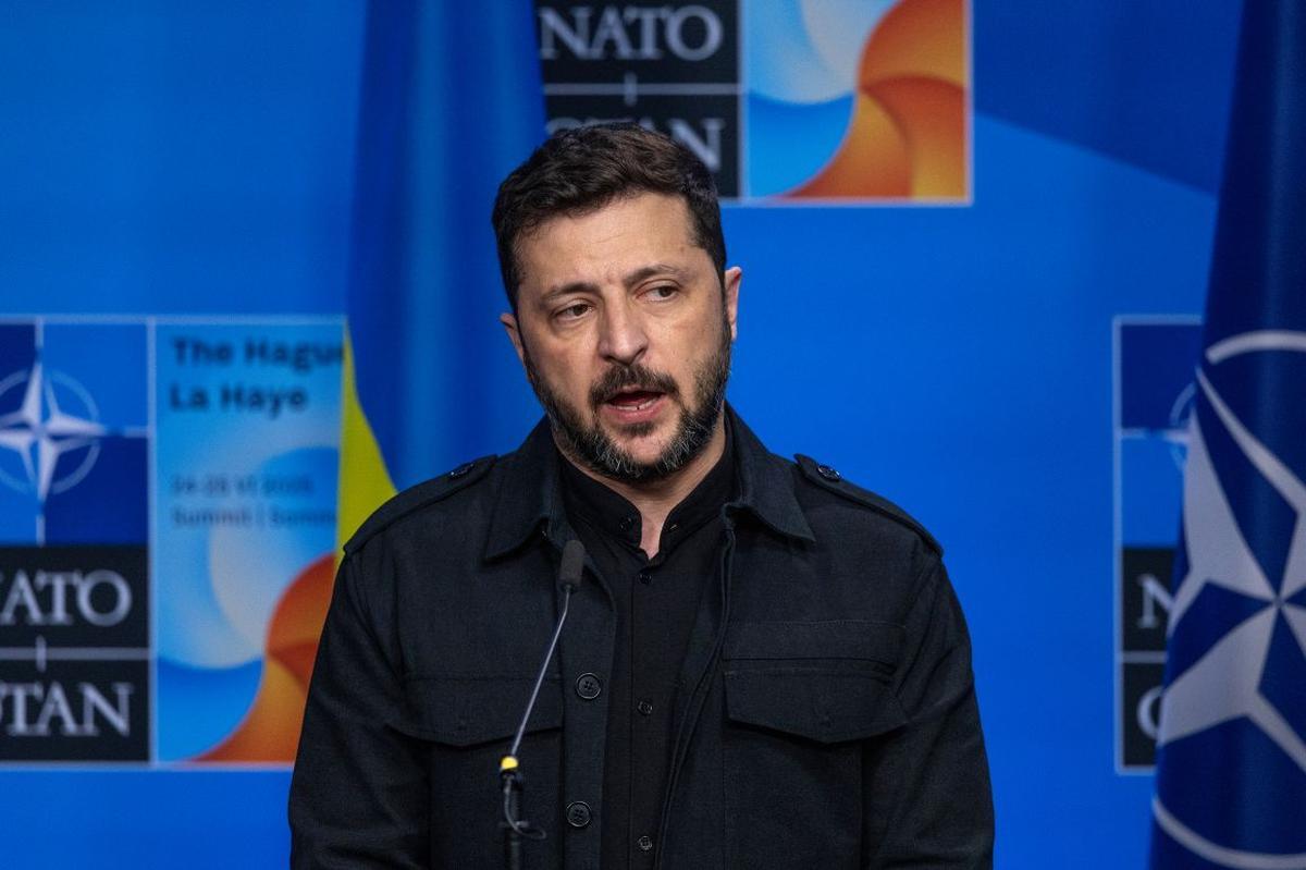 記者会見で発言するウクライナのゼレンスキー大統領＝オランダ・ハーグ/Omar Havana/Getty Images