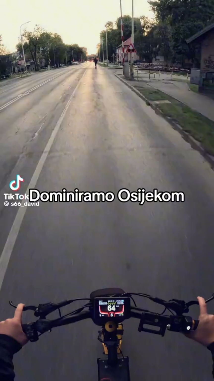 Vukovar RoadのRomobil速度は最大70 km / hに達します。これは正常ではありません