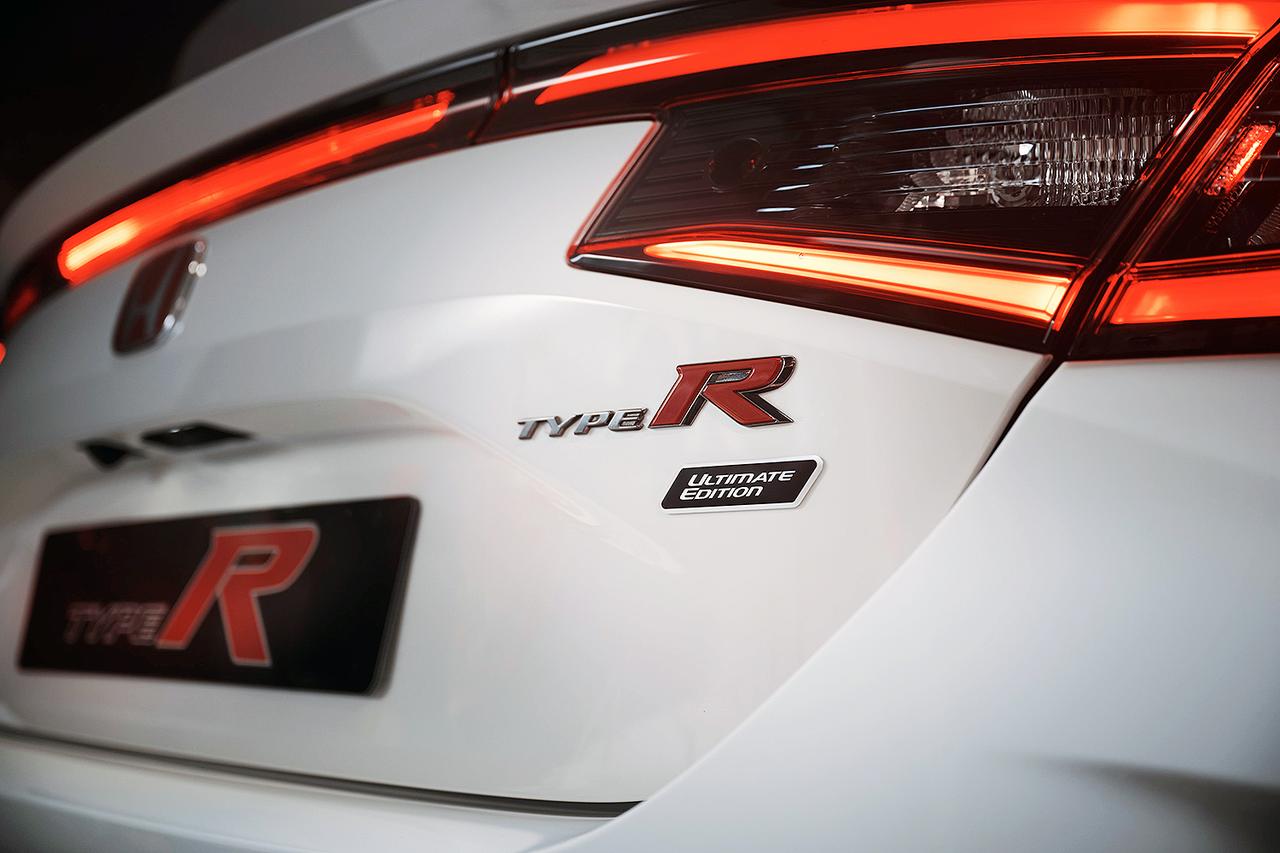 画像: リアの「TYPE R」ロゴの下に「ULTIMATE EDITION」のエンブレムも付けられている。