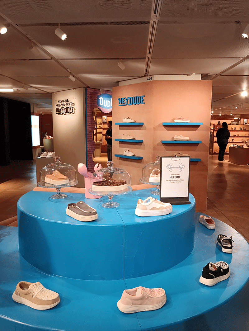 ギャラリー・ラファイエット・オスマンの婦人服売り場にあるHeyDudeのポップアップスペース