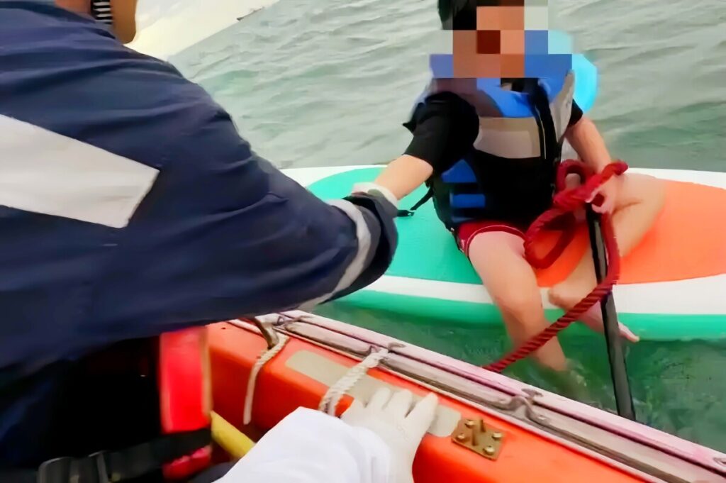 台風接近の海で10歳男児が漂流、5時間後に偶然に発見され救助―中国