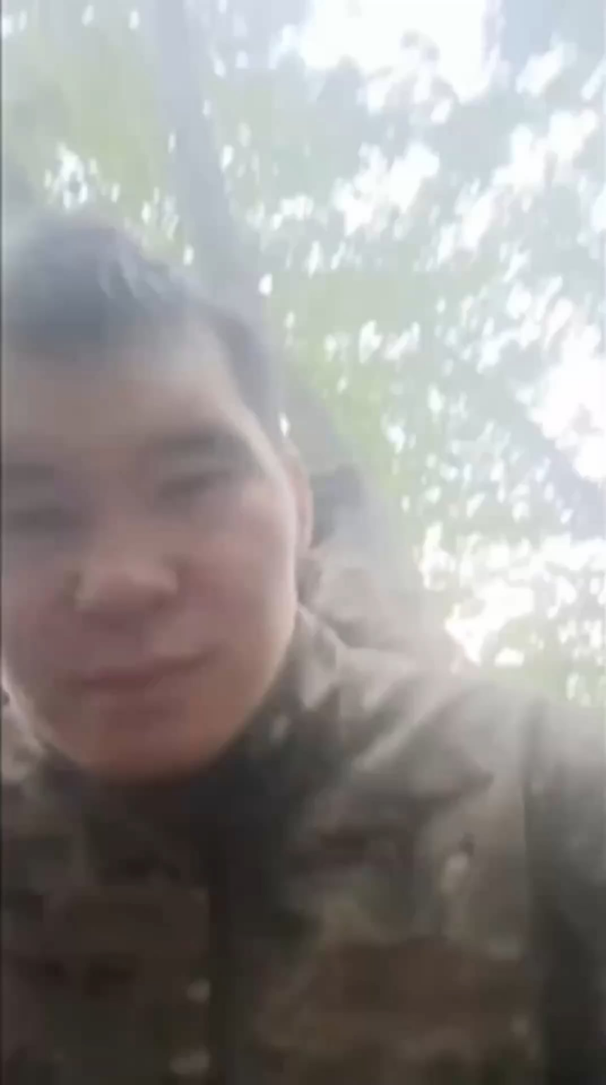 ロシアの兵士はライフルで自分のsu*cideを記録しますが、失敗し、瞬時ではありません。