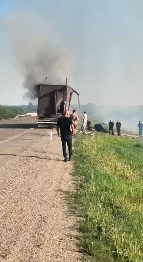 ロシア人が中身をチェックすることを決めたとき、アムルスクでドローンを運んだトラックは自己破壊しました。