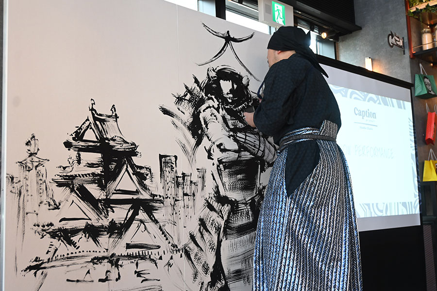 迫力の墨絵パフォに観光客も釘付け、裏なんばのハイアット1周年 | Lmaga.jp 迫力の墨絵パフォに観光客も釘付け、裏なんばのハイアット1周年 | Lmaga.jp