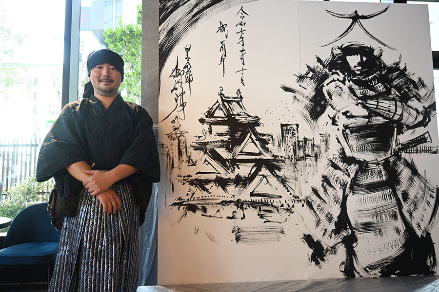 「キャプション by Hyatt なんば大阪」開業1周年記念イベントに登場した墨絵アーティスト・御歌頭氏（6月12日）