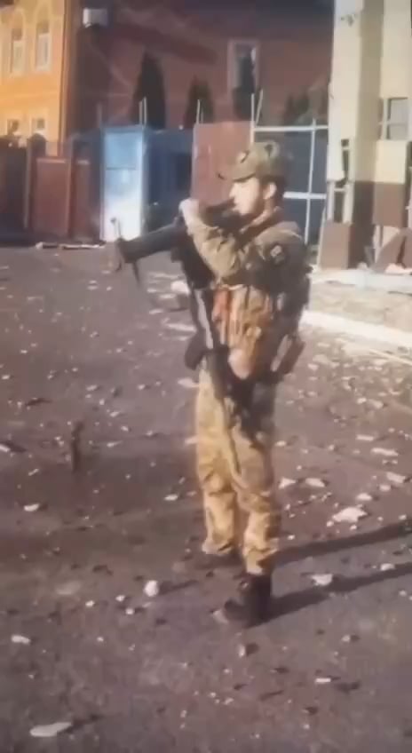 ソーシャルメディアでビデオが浮上しており、ロシア軍の軍隊がクルスク地域のスカスハの町にある家で手ren弾ランチャーを発射していることを示しています。戦争Zチャネルは、彼が「Akhmat」特殊部隊のメンバーであると主張しています。出典：RU通信社のインサイダー。