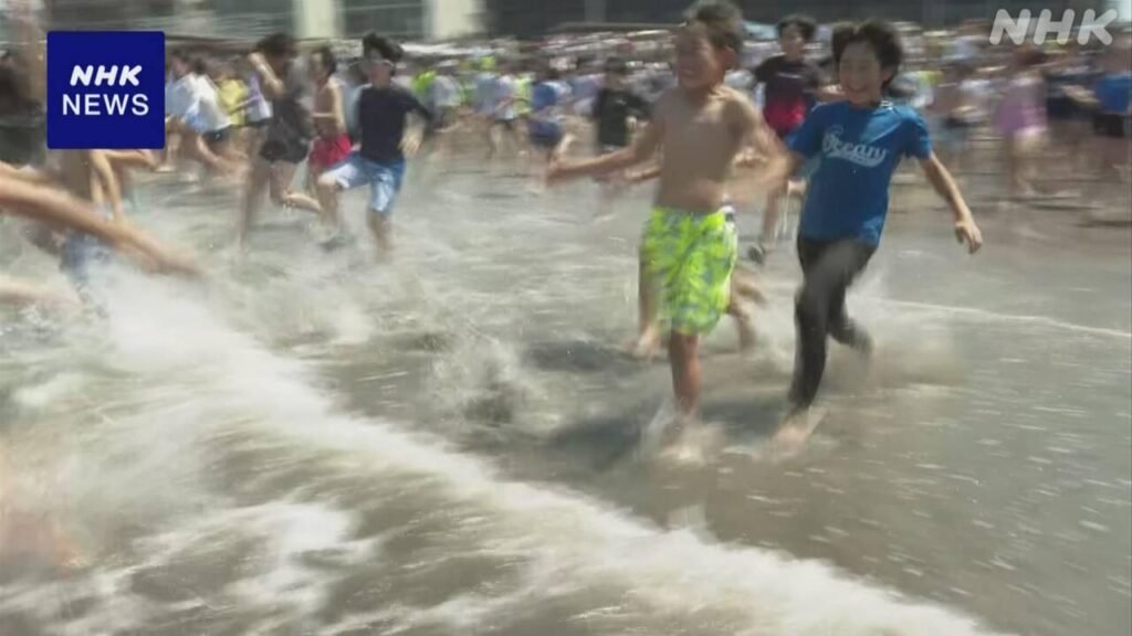 神奈川 逗子 海水浴場がオープン 子どもたちが初泳ぎ