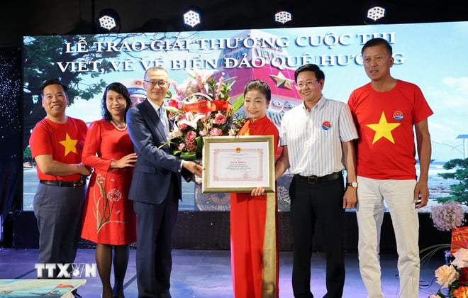 ヨーロッパにおける作文・絵画コンテスト「祖国の海と島々のために」授賞式