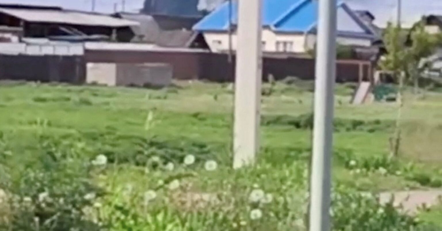 ロシアの空気基盤を攻撃するために、ウクライナのスパイは木製の小屋にドローンを隠します