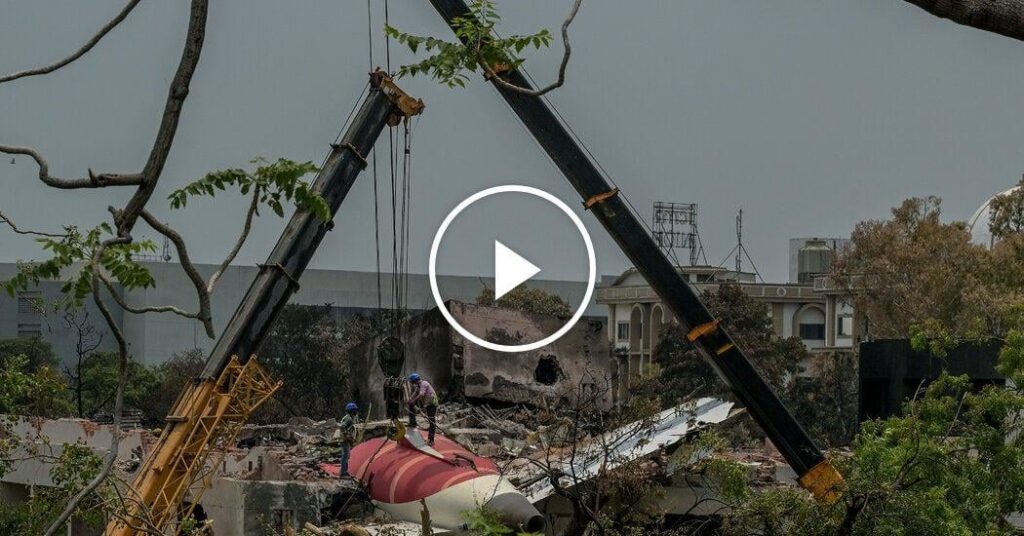 Air India CEOは、6月12日の飛行機のcrash落事故に対する謝罪と哀dolのビデオを発行し、280人以上が死亡しました。残念なことに、彼はワシントンDCでの彼の会社の事故の後、数ヶ月前に発行したアメリカン航空のCEOのビデオの言葉と同じ言葉です。