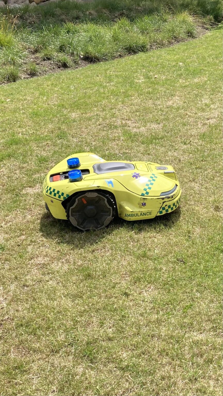 Bispebjerg病院のロボット芝刈り機は小さな救急車です