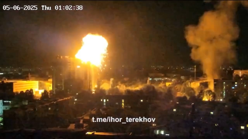 カルキブ市のアパートにあるロシアのドローンの映像