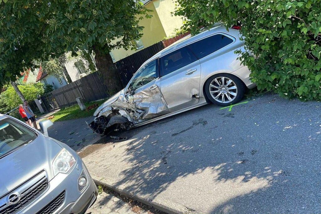 タリンの写真、アルコールの未成年者が5台の駐車車両に運転しました