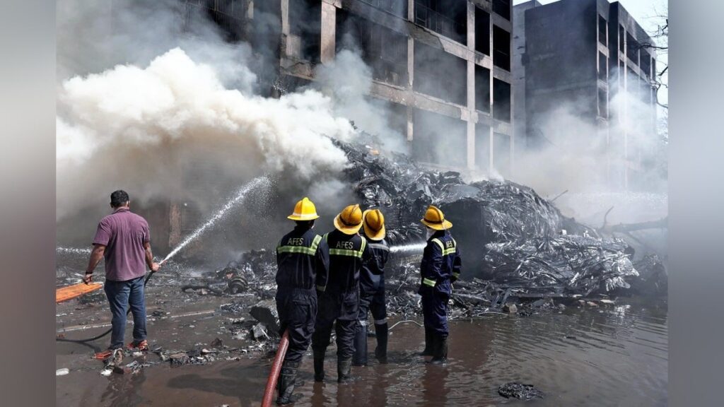 インド旅客機、離陸直後に墜落し爆発音「生存者はいないとみられる」…医療関係者の宿舎に衝突か