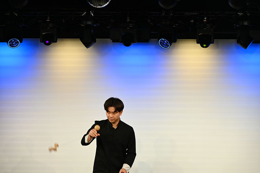 『原田フニャオ曲芸単独ライブ in 大阪』での原田フニャオ（6月21日・大阪市内）