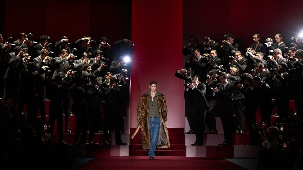 イタリアのビッグブランドでは、ドルチェ＆ガッバーナ（こちらは昨冬のルック）、プラダ、アルマーニが今シーズンのミラノコレクションに登場するのみ。