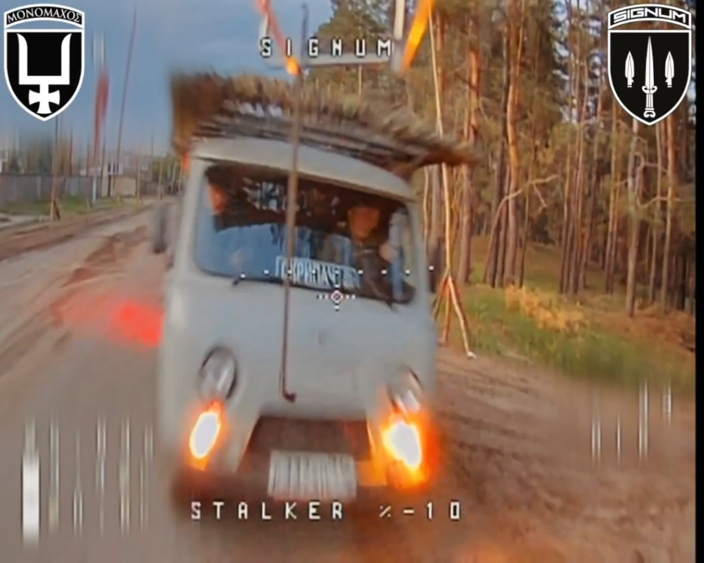 ウクライナの光ファイバードローンは、ロシアのアンチドローンネットのギャップを通り抜けて、ロシアの軍事供給車両に衝突しました。ライマンの方向、署名大隊。 2025年6月 [Published 03.06.2025]