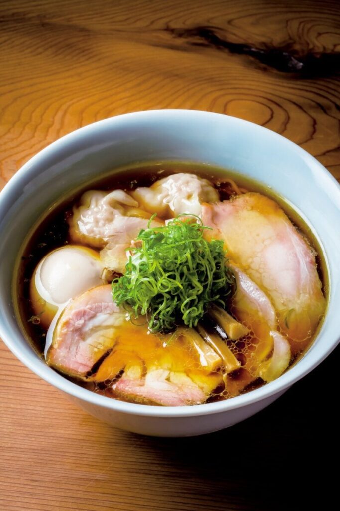 "濃い"スープの「特製中華そば」が逸品 狛江に移転した名店の進化し続ける味…「秋田のきり◯んぽ鍋の様な深みのある醤油味」を目指したというスープは"分厚く、濃い"という言葉がよく似合う。薩摩地鶏に丹波黒どり、名古屋チーンコに地頭鶏と、4種の地鶏をメインにホタテなどの海産物や野菜を掛け合わせ、ダシに厚みを演出。