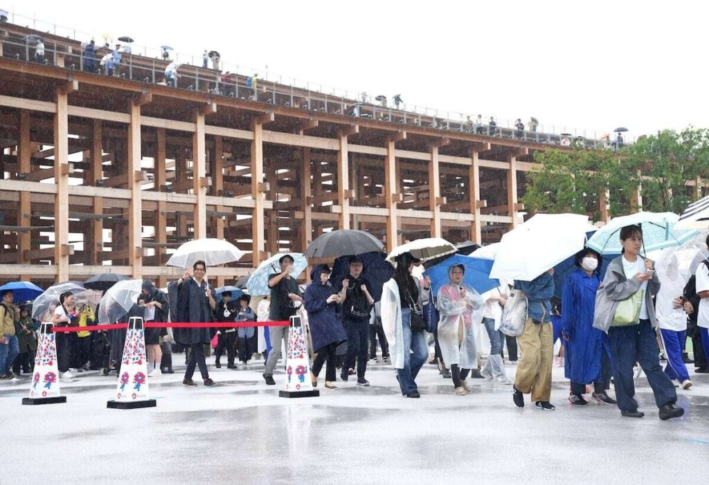 梅雨入りの万博、雨対策に不安の声 大屋根リングは「傘」にならず 水浸しで食事する人も（産経新聞） - Yahoo!ニュース
