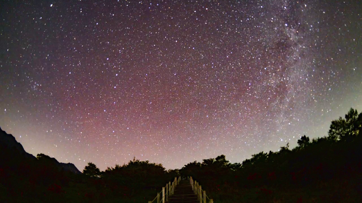 山梨で「オーロラ」撮影か 星空にかかった“赤いベール” 専門家は「非常に珍しい」