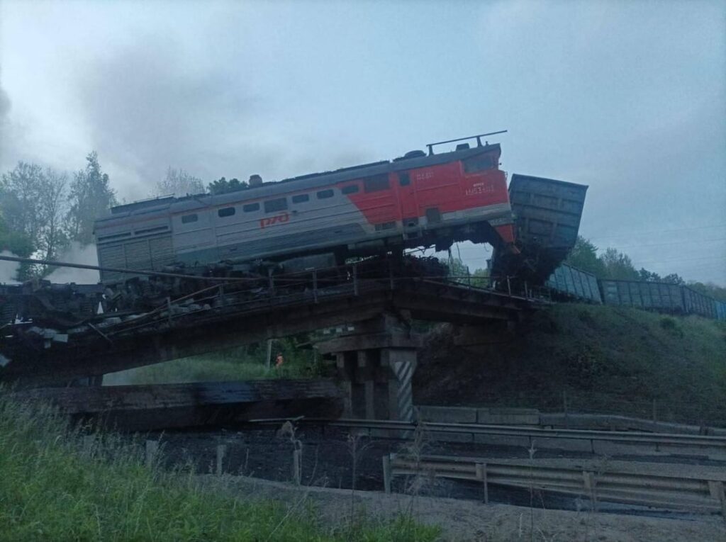 脱線した後のロシアの貨物列車 - クルスクの乱れで橋が崩壊したとき。これは、36時間でロシアの鉄道網での3番目の主要な事件を示しています。