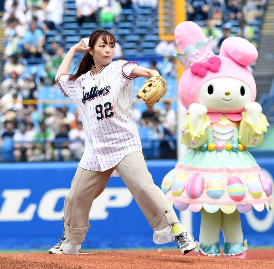 「綺麗すぎる」人気美人アナが神宮降臨で衝撃のノーバン投球 強肩ぶりに球場沸く「いい球だった笑」 - デイリースポーツ
