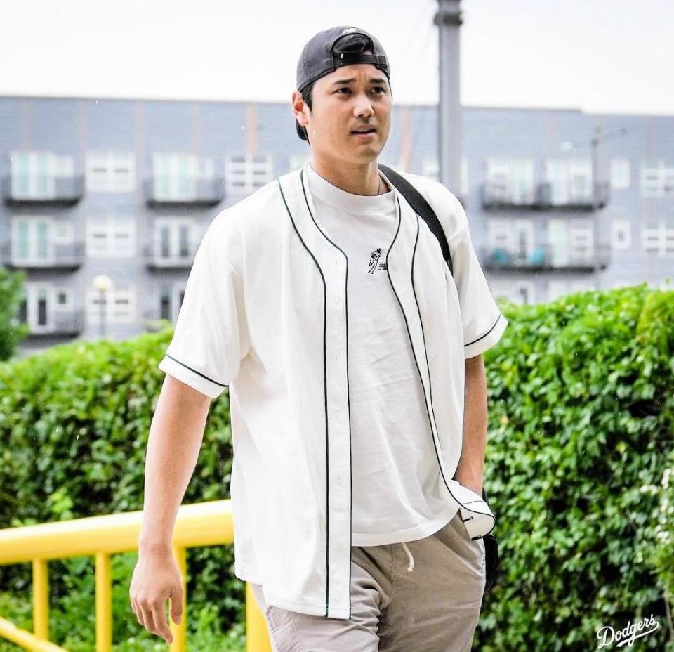 大谷翔平 「野球少年スタイル」で球場入り キケはオシャレ眼鏡装着＆ベッツはビシッ 山本由伸は日本ブランドのＴシャツを - デイリースポーツ
