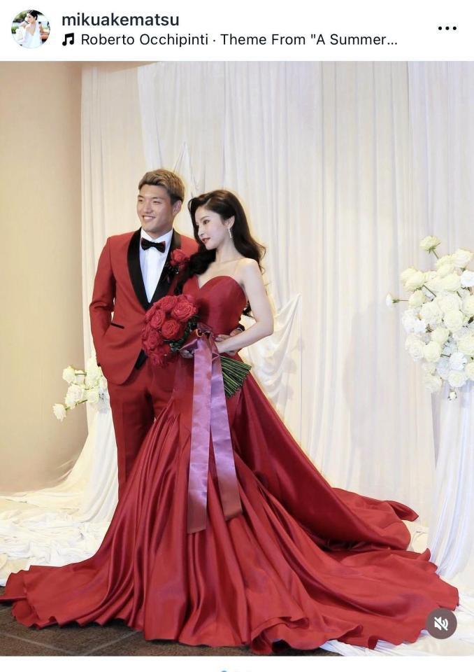 「こんなに真紅が似合う夫婦いない」堂安律と結婚の美人妻 式での艶やか赤ドレス姿を公開、赤タキシードの堂安と寄り添う姿に反響「美しい」「結婚式の頂点」 - デイリースポーツ