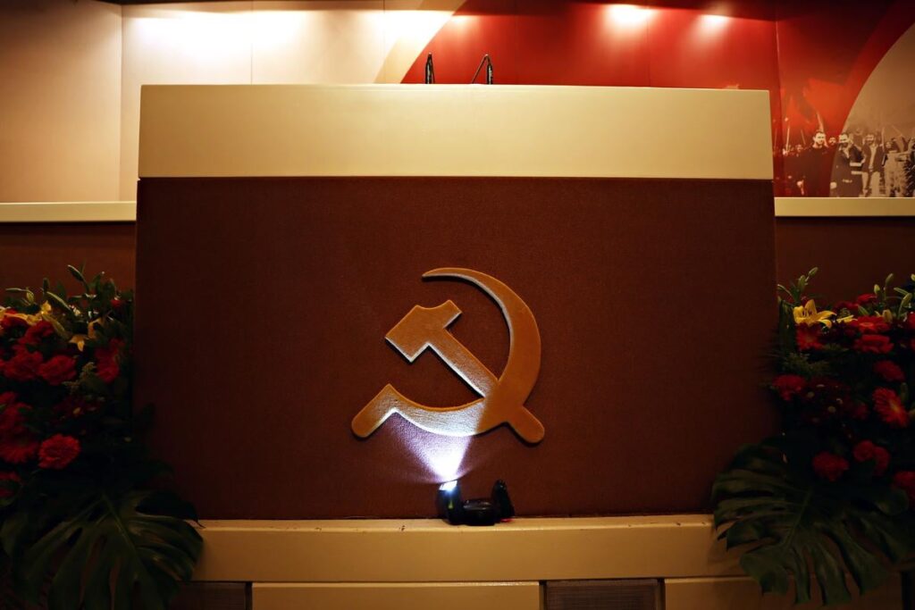 KKE：首相は彼の党で何が起こっているのかわからないかのようにします