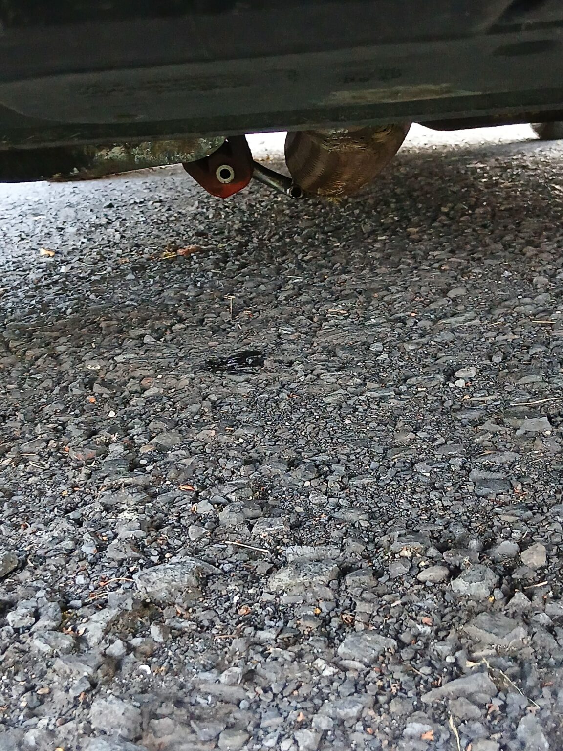 昨日、私は盛り上がったチャネルで運転しました。誰もが壊れていませんか、そして修理の費用はいくらですか？
