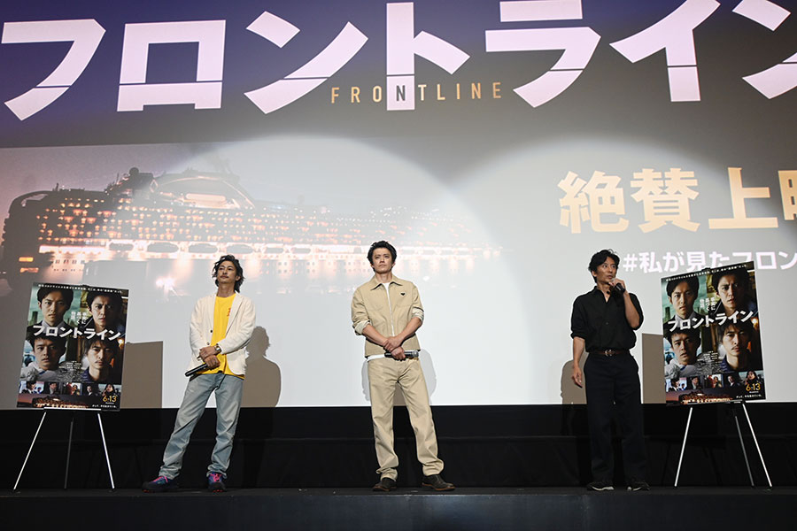 映画『フロントライン』の舞台挨拶に登壇した（左から）窪塚洋介、小栗旬、増本淳プロデューサー（6月28日・大阪市内）
