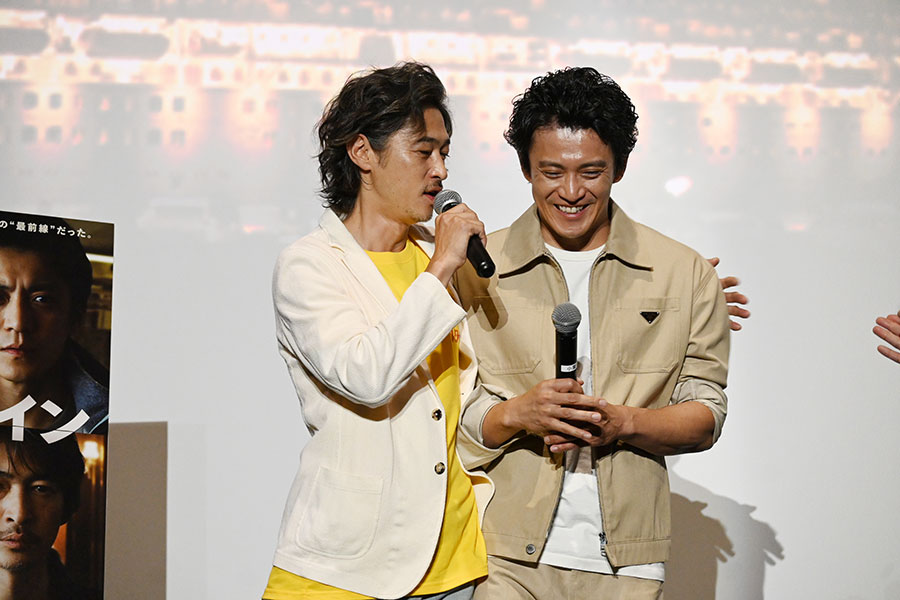 小栗旬に「今回窪塚洋介と仕事ができてとてもうれしかったです」と言われ、「俺もだよ！」と肩を組む窪塚洋介（6月28日・大阪市内）
