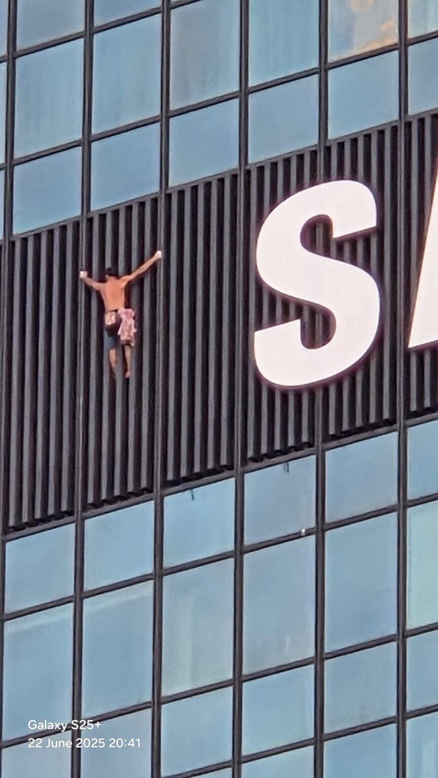 ワルシャワのサムスンの超高層ビルに登る男