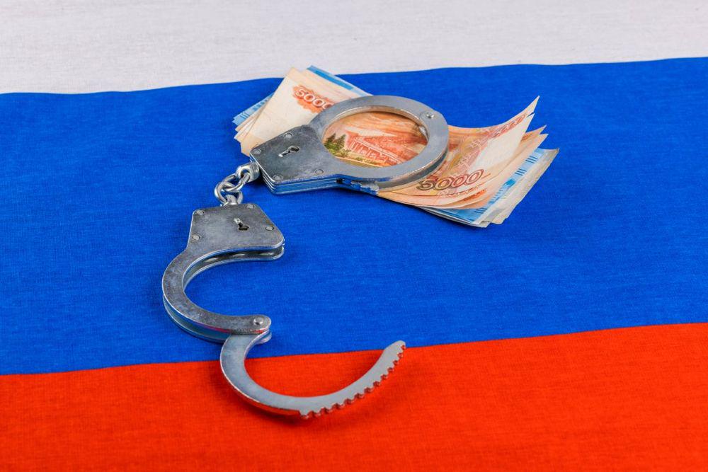 EUは、ロシアの凍結資産からより多くの利益を生み出し、ウクライナへの援助を高めるスキームを作成します。ブリュッセルは、ブロックされたロシアの資産をよりリスクの高いプロジェクトに移転する予定です。また、EUは、少なくとも2025年末までロシアの資産（2,100億ユーロ）を凍結することを決定しました。