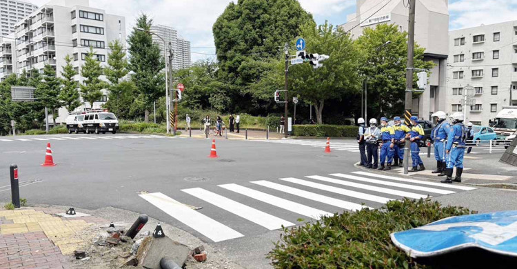 横浜・戸塚区の市道、４台絡む事故で歩行者含む３人けが 男を現行犯逮捕 - カナロコ