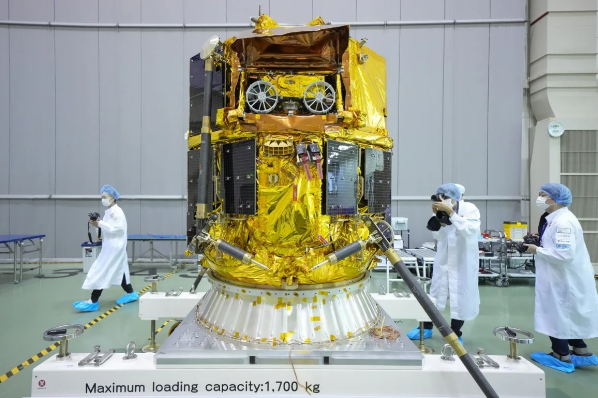 上部にあるのがレジリエンスで運ばれる探査車「テネシアス」。アイスペースが開発した＝２０２４年１０月、ＪＡＸＡ筑波宇宙センター/Toru Hanai/Bloomberg/Getty Images