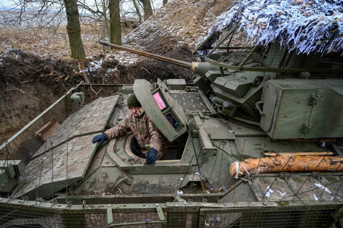 ロシア・クルスク州への越境作戦中に米国製のブラッドレー戦闘車両を使用するウクライナ軍兵士＝１月１５日、ウクライナ・スーミ州/Scott Peterson/Getty Images