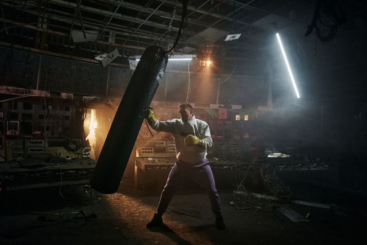 破壊された発電所でサンドバッグをたたくウシク選手。最前線で働く労働者から話を聞いた＝３月/Libkos/Getty Images