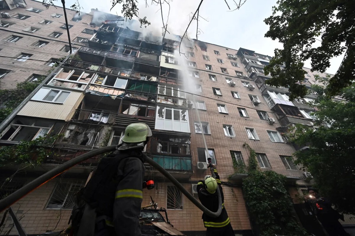 集合住宅で消火活動に当たる消防士＝７日、ハルキウ/Sergey Bobok/AFP/Getty Images