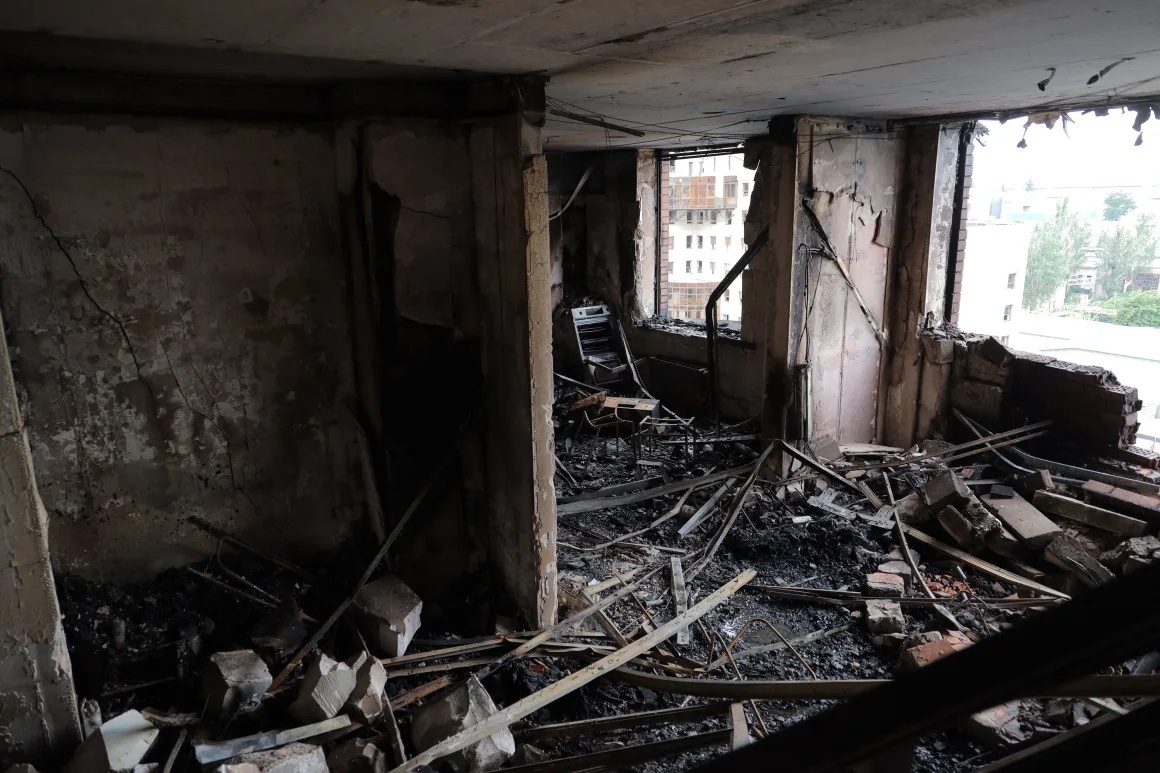 ロシアのドローン攻撃で損壊した住居＝２８日、オデーサ/Oleksandr Gimanov/AFP/Getty Images