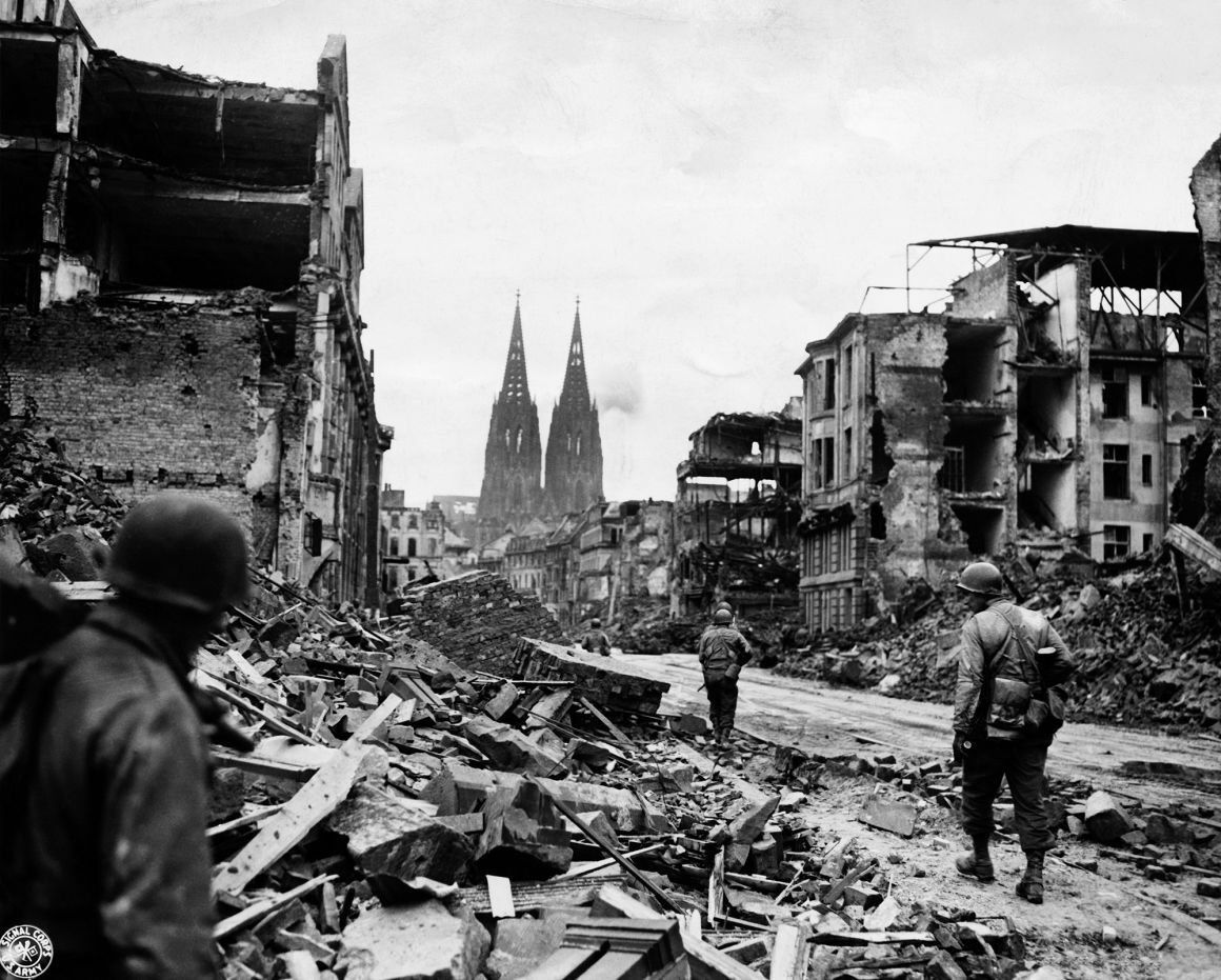 第２次大戦中、連合国による空爆で廃虚と化したケルンの街/Bettmann Archive/Getty Images