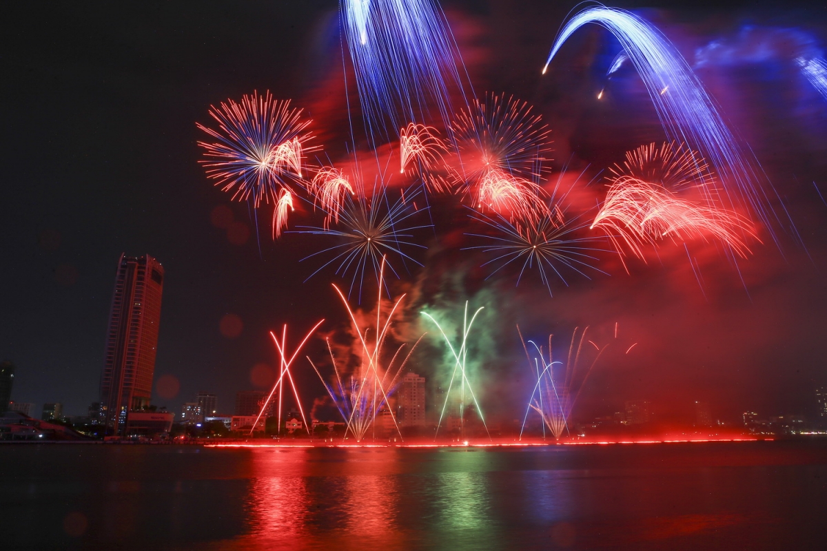 木曜の夜の差分 2025 韓国の龍舞とイタリアの光の花の写真 1