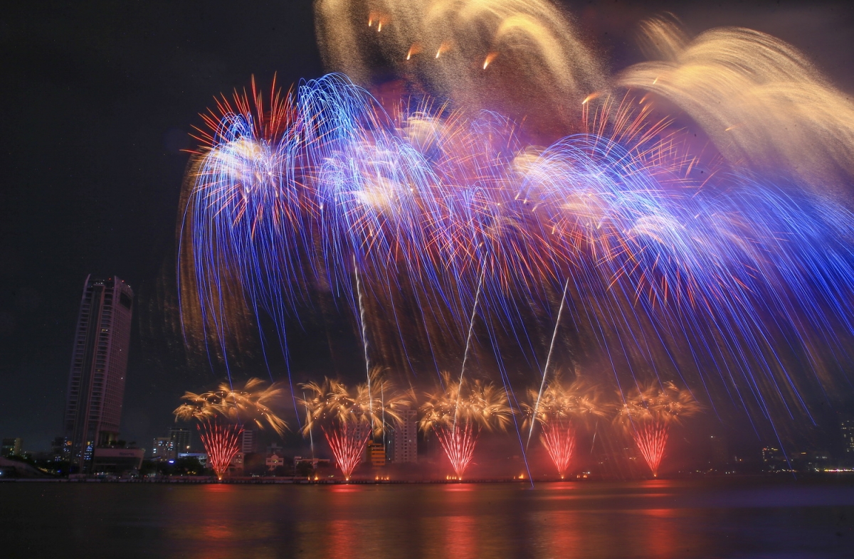 木曜の夜の差分 2025 韓国の龍舞とイタリアの光の花の写真3