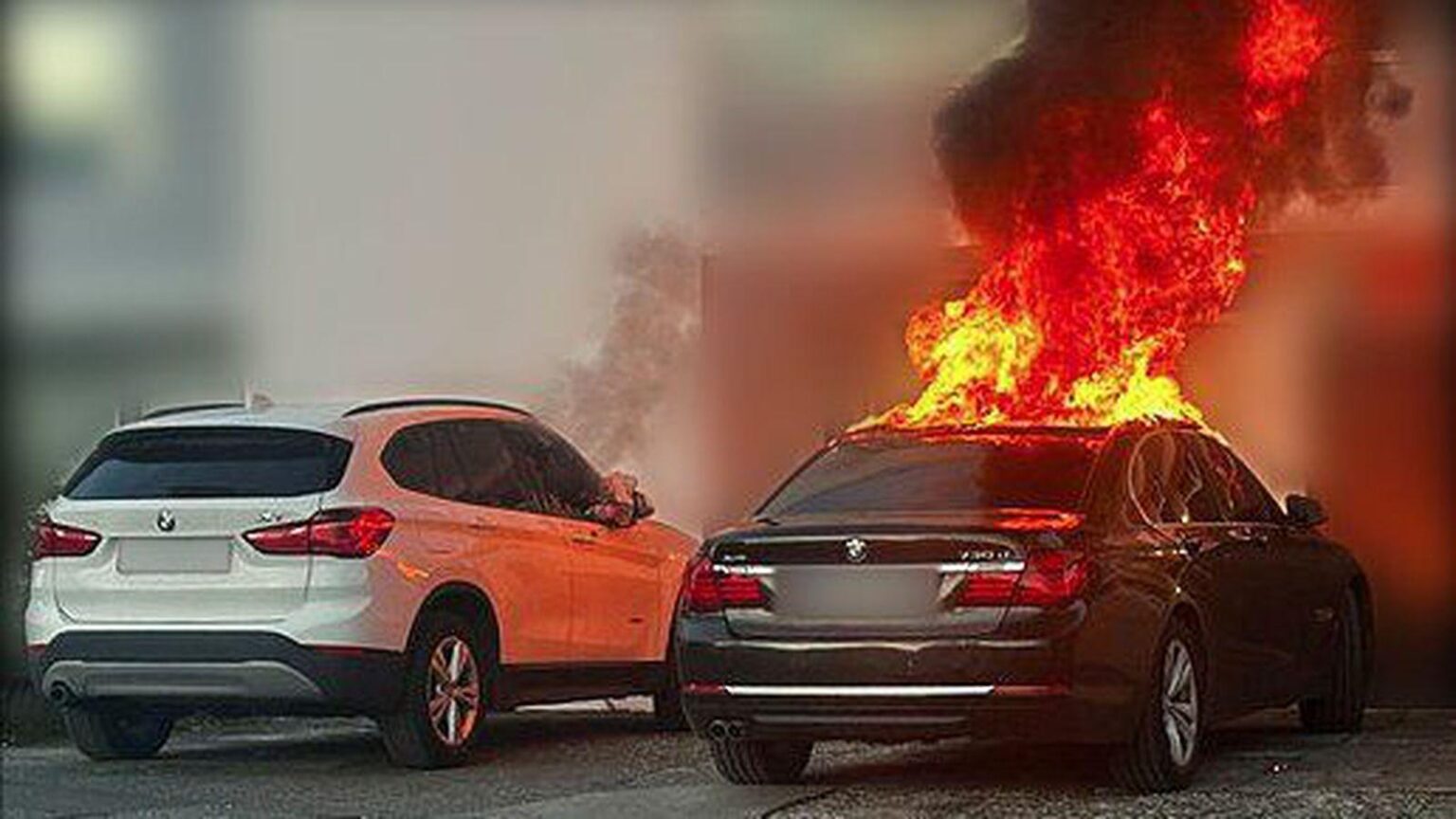 抑圧するために家に適用される爆弾と軸 - インジケーター