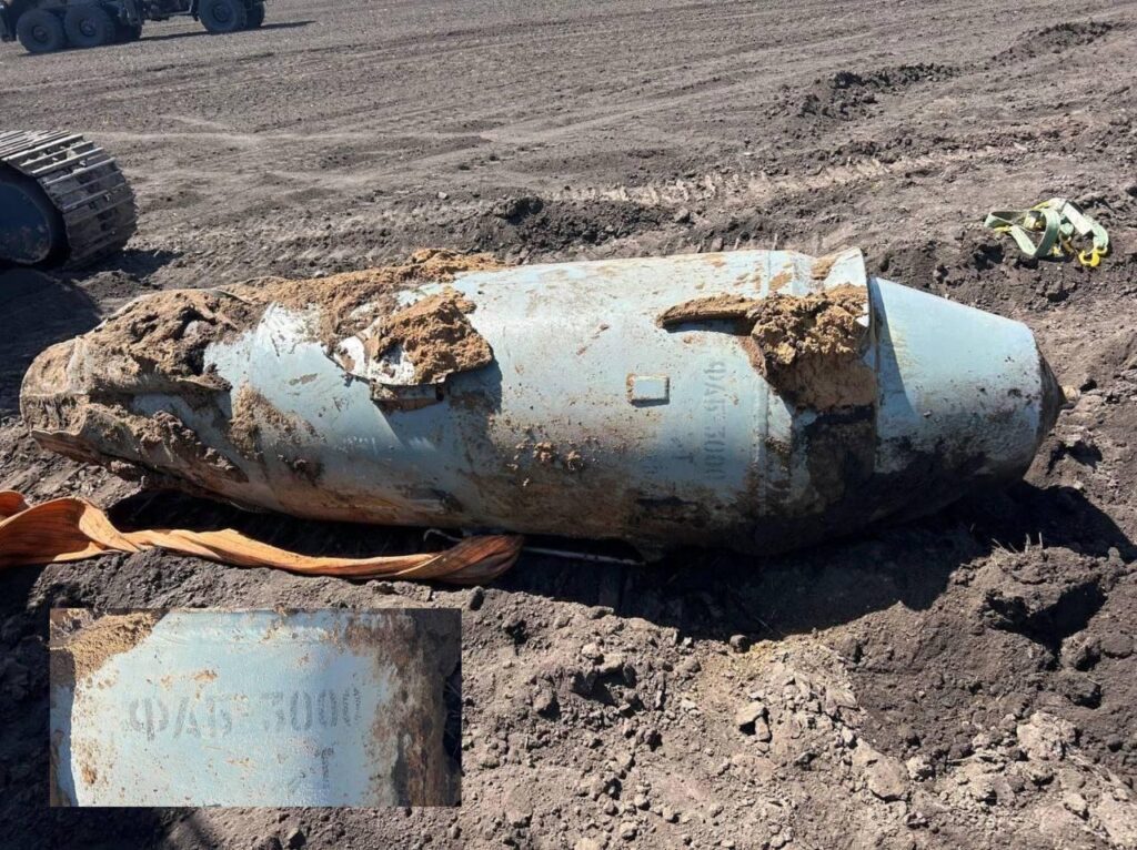 まれな発見。目的地に到達し、爆発しなかったのは、ロシアの誘導航空爆弾Fab-3000 M54（UMPCと一緒に）です。