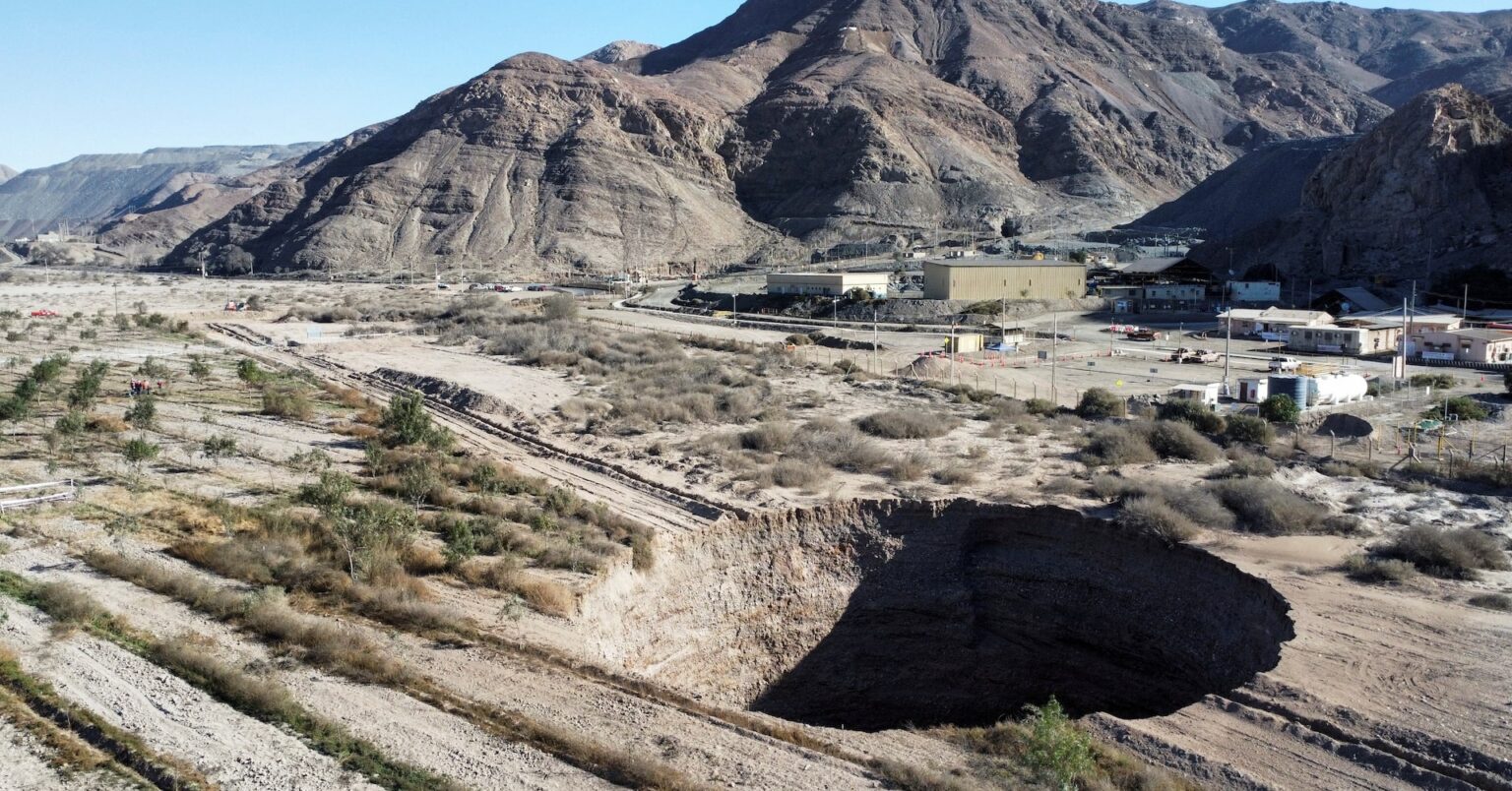 チリの加企業銅山近くの巨大陥没穴、責任者には厳しい制裁=鉱業相 | ロイター チリの加企業銅山近くの巨大陥没穴、責任者には厳しい制裁=鉱業相 | ロイター