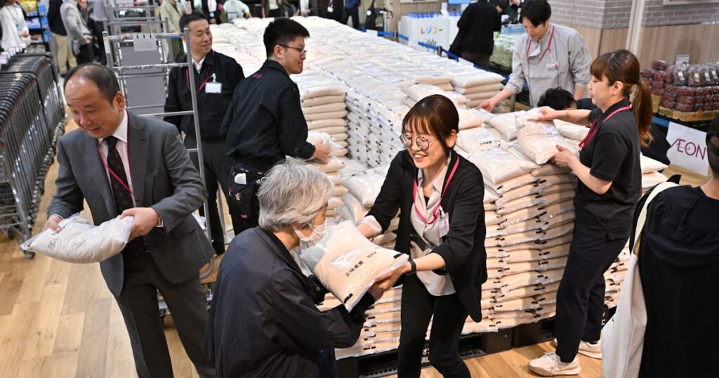 イオンも備蓄米発売、6200袋を用意 「きのうはヨーカドーで購入」 - 日本経済新聞