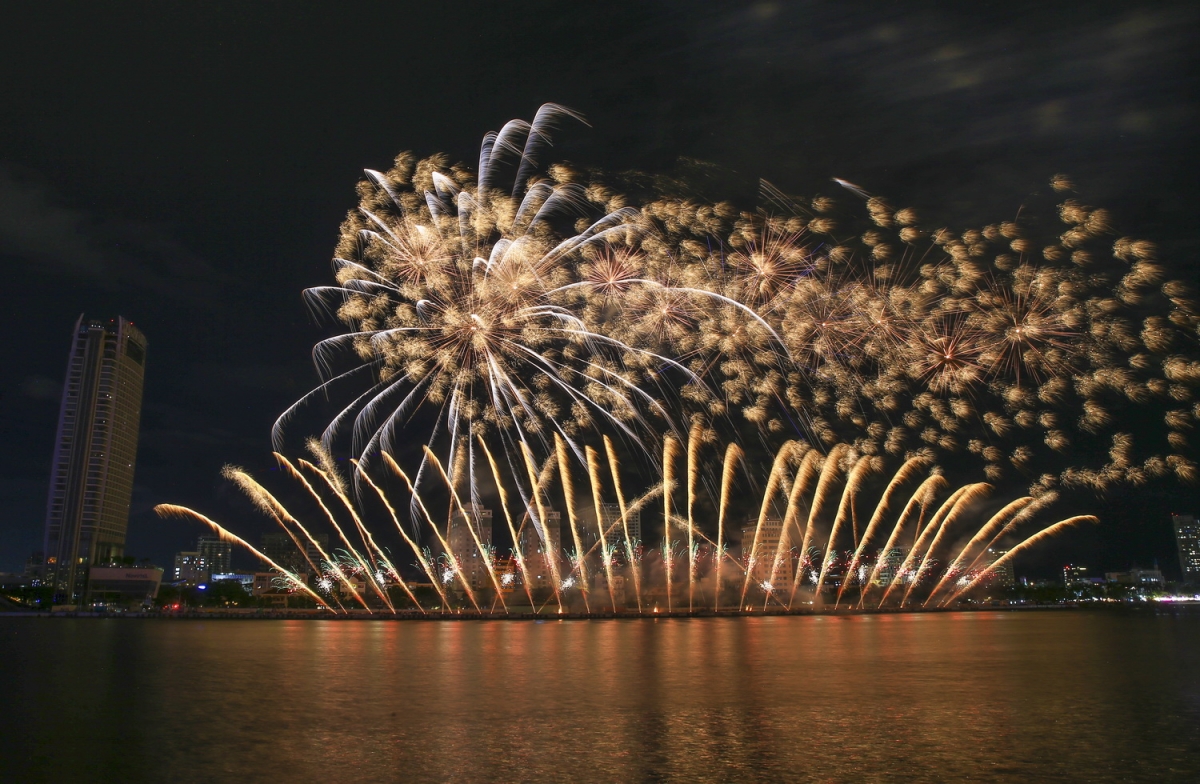 木曜の夜の差分 2025 韓国の龍舞とイタリアの光の花の写真 5